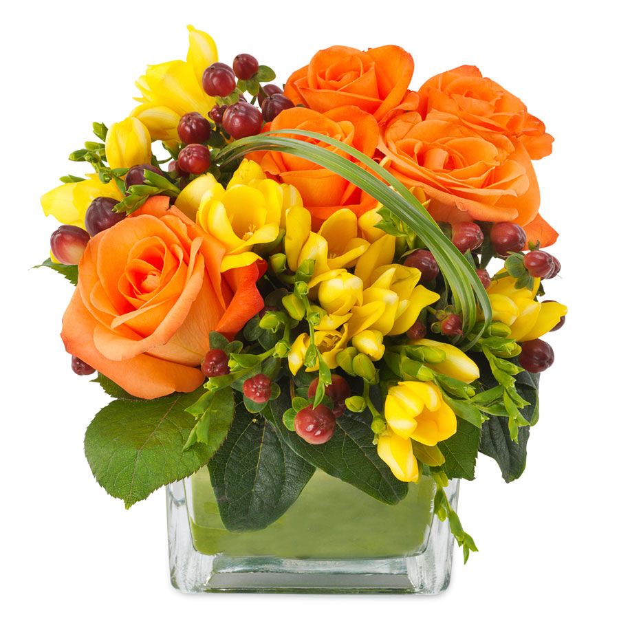 Σύνθεση με ποικιλία λουλουδιών σε γυάλινο βάζο